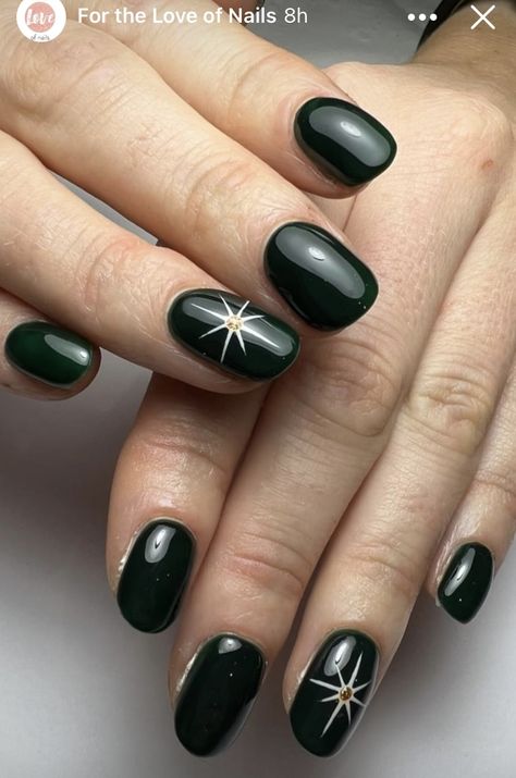 Yule Nails Winter, Christmas Star Nails, Alternative Christmas Nails, Black Holiday Nails, Winter Solstice Nails, Yule Nails, Nails Subtle, Yule Witch, Gel Manicure Designs