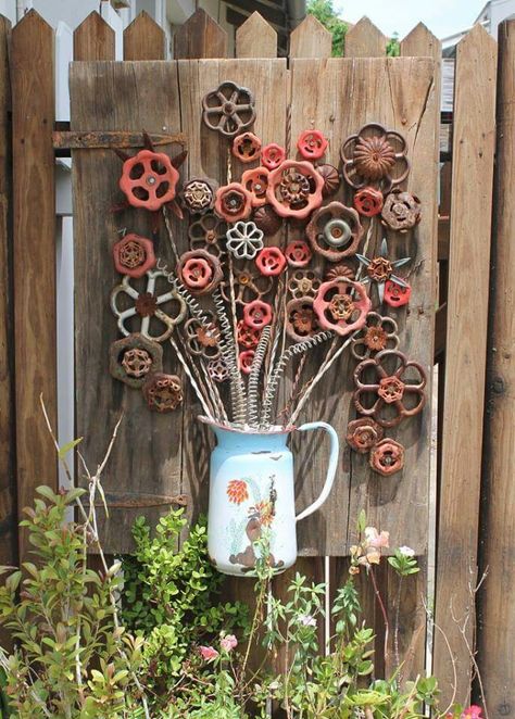 Diy Flowerbed Ideas, Repurpose Projects, Rusty Garden, Garden Junk, Fence Art, Garden Whimsy, Metal Yard Art, Metal Garden Art, Fence Decor