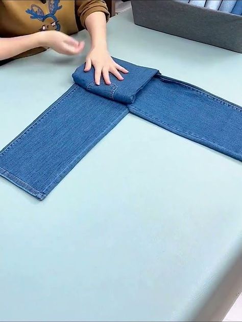 How To Fold Jeans, Folding Jeans, Unique Jeans, Shirt Folding, Diy Clothes And Shoes, Jean Crafts, Household Cleaning Tips, Folding Clothes, Clothing Hacks