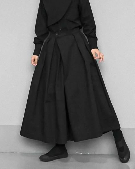 Hakama pants modern "Chimata" Wrap Dress Pants, Japanese Suits For Women, Hakama Pants Outfit, Goth Pose Reference, Japanese Oversized Fashion, Hakama Outfit, Hakama Women, Modern Japanese Clothing, Modern Japanese Fashion