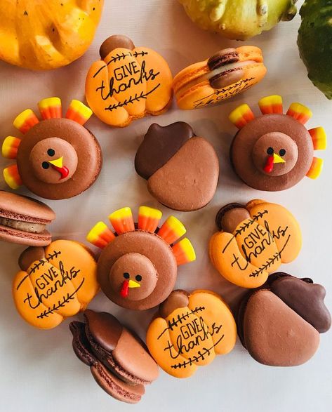 Turkey Macarons, Macarons Thanksgiving, Thanksgiving Macarons, Macaron Designs, Macaron Art, Macaroon Cookies Recipe, Macaron Recipes, Thanksgiving Baking, Functional Gifts