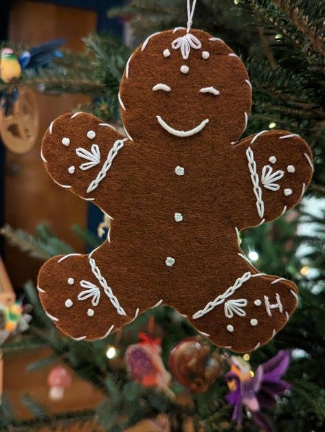 Embroidered Gingerbread Men, Gingerbread Man Felt Ornament, Embroidery Gingerbread Man, Felt Gingerbread Man Ornaments, Diy Gingerbread Man Ornaments, Gingerbread Man Embroidery, Diy Gingerbread Man Decorations, Gingerbread Felt Ornaments, Gingerbread Men Crafts