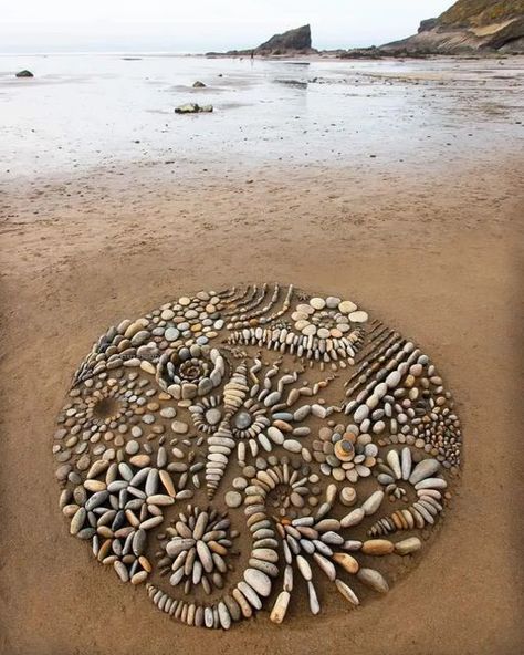 Jon Foreman Art, Beach Land Art, Jon Foreman, Pembrokeshire Wales, Ephemeral Art, Pebble Mosaic, Cool Paper Crafts, Sand Sculptures, Sea Glass Crafts