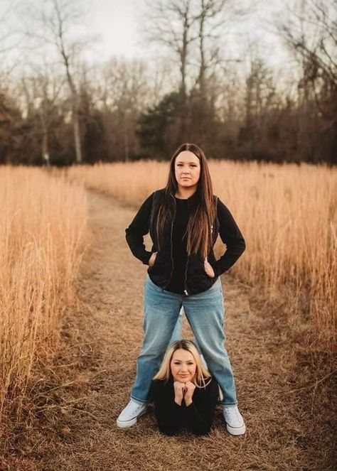 Fall Instagram Pictures With Friends, 3 Sister Photoshoot Ideas, Fall Photoshoot Ideas Friends, Sister Fall Photoshoot, 2 Person Photoshoot, Sisters Photoshoot Ideas, Bff Photoshoot Ideas, Roommate Pictures, Fancy Jackets