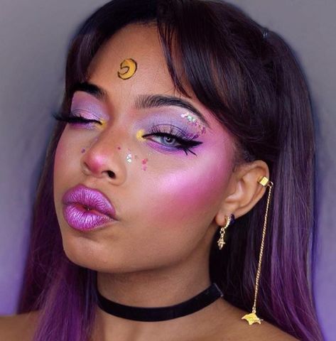 Rave Makeup Glitter, Alien Make-up, Sailor Moon Makeup, Space Babe, Alien Makeup, Makeup Glitter, Cheek Makeup, Face Art Makeup, Rave Makeup