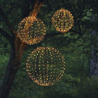 Hanging Sphere Lights, Trellis Lighting Ideas, Outside Fairy Lights, Porch With Lights, Fairy Garden Wedding Ideas, Outdoor Tree Ornaments, Exterior Christmas Lights Ideas, Outdoor Tree Lights, Tree Decorations Outdoor