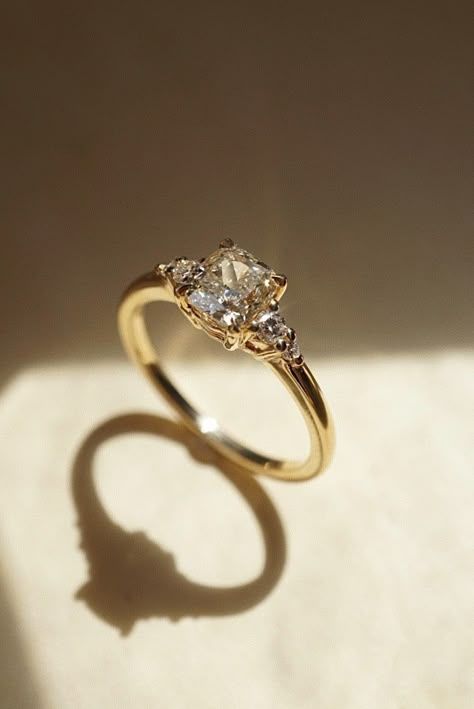 خواتم خطوبة, Pretty Engagement Rings, Wedding Ring Diamond, Cute Engagement Rings, White Blouses, Future Engagement Rings, Wedding Engagement Rings, Classic Engagement Rings, Beautiful Engagement Rings