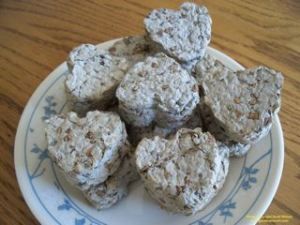 these seed balls are made with recycled paper -- tutorial Dragon Footprint, Seed Balls, Coloured Paper, Paper Work, Shredded Paper, Seed Paper, Neighbor Gifts, Wildflower Seeds, Easy Garden