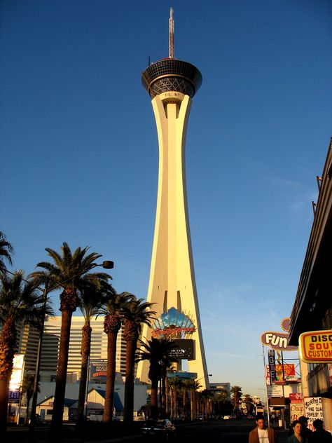 Las fotos de Las Vegas de noche | Fotografías con gran resolución de la ciudad en el desierto Stratosphere Tower, Hotel Packages, Vegas Vacation, Vegas Trip, Las Vegas Trip, Vegas Baby, Dope Art, Futuristic Architecture, Las Vegas Nevada