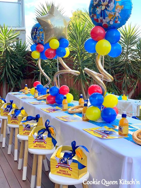 Sonic Birthday Ballons, Sonic Birthday Balloon Arch, Sonic The Hedgehog Table Decorations, Sonic Boom Birthday Party, Sonic Party Cake, Sonic Birthday Table Ideas, Sonic Party Centerpieces, Sonic Birthday Centerpiece, Sonic Table Decoration