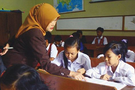 Sebanyak 284 guru di Karawang lolos seleksi Pegawai Pemerintah dengan Perjannian Kontrak (PPPK). Mereka, tengah berproses mengisi DRH, sementara jumlah guru peserta PPPK tahap 2, masih menunggu pengumuman paska masa sanggah.Guru Honore mengajar dalam kelas Dikatakan Kabid Pengadaan dan Pemberhentian ASN BKPSDM Karawang, Taopik Maulana mengatakan, untuk karawang, para peserta seleksi pppk guru yang lulus sebanyak 284 orang, saat ini sedang mengisi Daftar Riwayat Hidup (DRH), sebelumnya sebut Opik Lost Generation, Malang, Indonesia