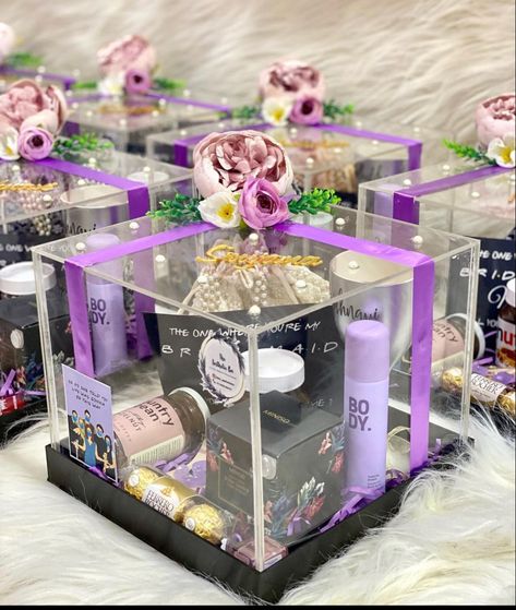 Hantaran Box Transparent, Transparent Gift Box Ideas, Engagement Return Gift Ideas, Acrylic Gift Box Ideas, Nikkah Gift Ideas, Dulang Hantaran Ideas, Handmade Hamper, Baby Shower Return Gifts, Cute Bridesmaids Gifts