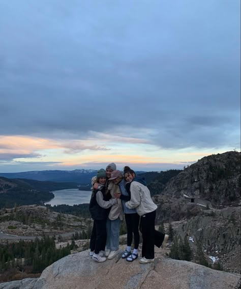 Hiking Vibes, Hiking Friends, Canadian Summer, Colorado Aesthetic, Cabin Weekend, Hiking With Friends, Hiking Pics, Mountain Trip, Mountain Aesthetic