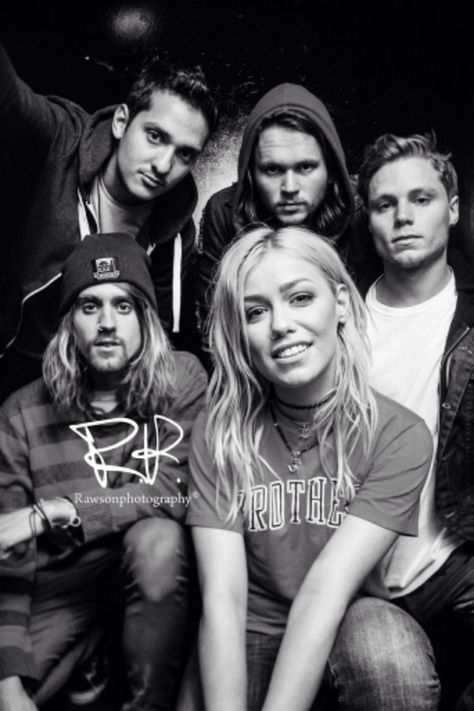 Tonight Alive Tonight Alive Jenna, Jenna Mcdougall, Promo Photoshoot, Band Poses, Rock Band Photos, Band Shoot, Married To The Music, Band Photoshoot, Pop Punk Bands