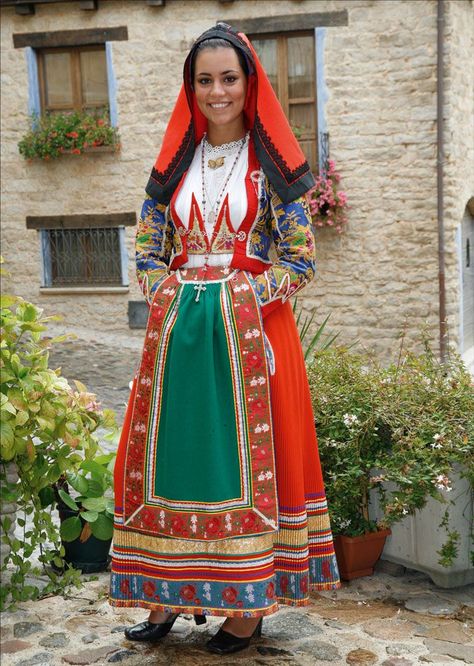 Traditional Italian Clothing, Italian Traditional Dress, Costumes Around The World, Dress Name, Italian Dress, Folk Clothing, Italy Outfits, National Dress, Folk Dresses