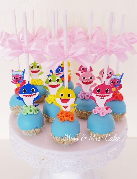 Baby Shark Birthday Party Favors, Baby Shark Treats Ideas, Baby Shark Treats, Baby Shark Cake Pops, Bebefinn Birthday Party, Baby Shark Dessert Table, Baby Shark Birthday Party Girl, Shark Cake Pops, Baby Shark Cake