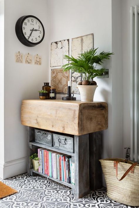 Hygge Hallway, Industrial Hygge, Scandi Accessories, Dark Accessories, Successful Instagram, House Hallway, Rainbow Sheep, Rustic Hallway, Scandi Interiors