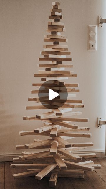 Fannie | Interior | DIY on Instagram: "Wir haben unseren @frankytreeweihnachtsbaum aufgebaut und hier seht ihr 3 Varianten, wie man ihn aufstellen kann. Welche Variante würdet ihr nehmen: 1. Schnurgerade 2. Spirale 3. Aststruktur? Wir haben den „Medium Franky“ in Fichte. Aufgebaut ist er 1.35 m hoch. #mylvngrm #holzhausliebe #howwestylehomes #heimeligeinspo #scandihouse #scandiboho #spotlightonmyhome #kleinerfeinerfeed #modernboho #solebich #wohnklamottehomie #scandinavianinterior #mysenseofhome #nordicliving #homewithrue #myinspiringinterior #meingzh #neutralhomelove #holzweihnachtsbaum #nachhaltigerweihnachtsbaum #sustainablechristmastree" How To Make A Wooden Christmas Tree, Wood Christmas Trees Diy, Wood Christmas Tree, Wooden Christmas Trees, December 1, Diy Christmas Tree, Advent, Projects To Try, Christmas Tree