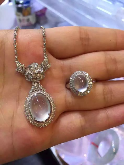 Moonstone Jewelry Set, Diamond Pendants Designs, Bridal Jewelry Vintage, Diamond Fashion Jewelry, Kay Jewelry, Best Jewelry Stores, Cabochon Pendant, Best Jewelry, Exclusive Jewelry