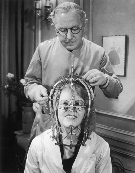 Max Factor takes measurements of the actress Marjorie Reynolds' head and face with his 'Beauty Micrometer,' a device he developed to aid makeup artists, 1934. (Keystone-France/Getty Images) 1930's Makeup, Overdrawn Lips, 1930's Hair, 1930s Makeup, Confirmation Bias, Random Vintage, Dental Art, Vintage Medical, Beauty Mask