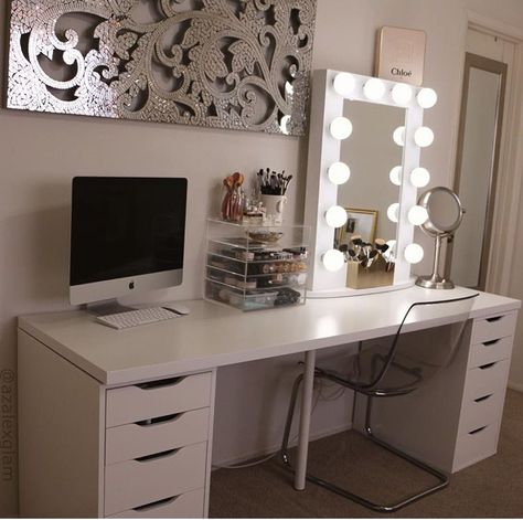 Makeup Bench, Make Up Tisch, Makeup Vanity Ideas Bedrooms, Comfy Bench, White Desk, Vanity Room, Glam Room, Lots Of Makeup, Room Desk