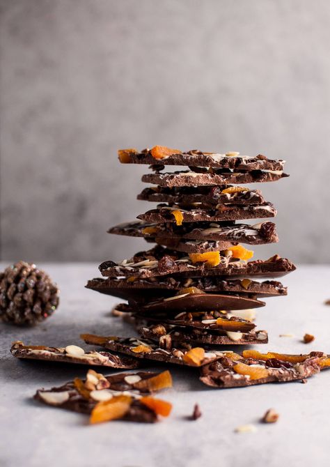 ♥ Fruit And Nut Chocolate, Christmas Bark Recipes, Bark Recipe, Chocolate Bark, Bbc Good Food Recipes, Köstliche Desserts, Easy Delicious Recipes, Delicious Vegan Recipes, Easy Delicious