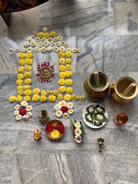 Janmashtami Ideas, Thulasi Plant Decoration, Thulasi Plant, Ratha Saptami, God Rangoli, Puja Decoration, Mango Leaves, Mandir Decoration, Welcome Home Decorations