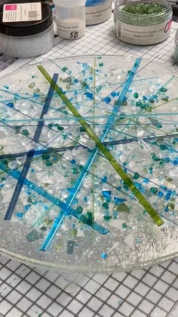 Glass Fusion Plates, Fused Glass Bowls Ideas, Fused Glass Ideas Tutorials, Glasfusing Ideas, Fused Glass Ideas, Fused Glass Bowls, Fused Flowers, Fused Glass Plates Bowls, Creative Centerpieces