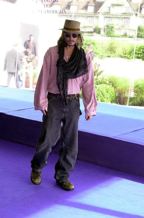 Johnny Depp - American Film Festival in Deauville in France (2001) Johnny Depp Style Clothes, Johnny Depp Outfits, Johnny Depp Fashion, Johnny Depp Wallpaper, John Depp, Johnny Depp Characters, Johnny Depp Style, Bruce Lee Martial Arts, Bohemian Style Men