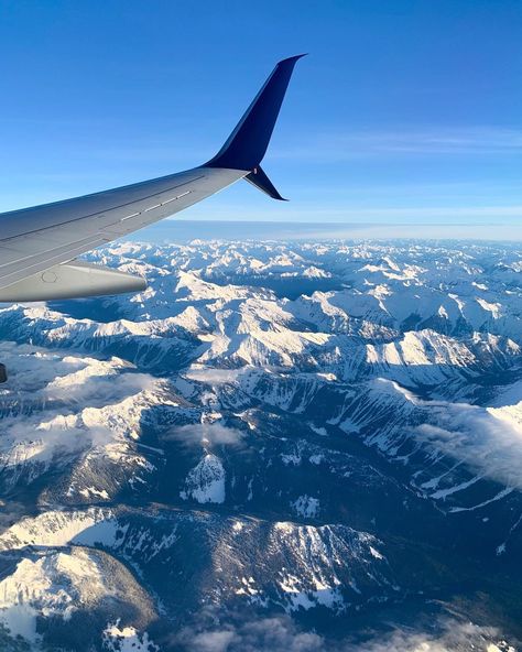 Light Blue Aesthetic, Plane Travel, Washington Usa, Snow Caps, Airplane Travel, White Mountain, Medieval Castle, Blue Mountain, Blue Aesthetic