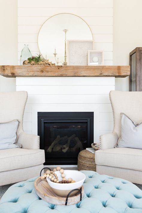 Photo by Travis J Photography Design Camino, Rooms Decoration, Shiplap Fireplace, Wood Mantels, Fireplace Remodel, Home Fireplace, Fireplace Makeover, Family Room Decorating, Family Room Design