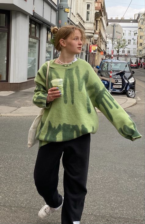 Bright Green Sweater Outfit, Green Hoodie Outfit Aesthetic, Green Outfit Women, Green Hoodie Outfit, Sweater Ootd, Oversize Outfit, Outfit Oversize, Combination Fashion, Fashion Landscape