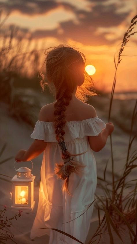 Child Photography Poses, Lantern Photography, Photo Deco, Beach Family Photos, Photographie Portrait Inspiration, Photographs Ideas, Photo Competition, Kids Photoshoot, Beach Kids