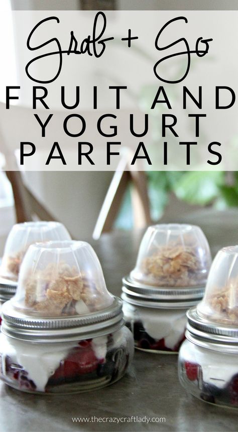 Mason Jar Snacks, Mason Jar Breakfast, Mason Jar Food, Fruit And Yogurt Parfait, Fruit And Yogurt, Breakfast In A Jar, Mason Jar Recipes, Berry Parfait, Yogurt Parfaits