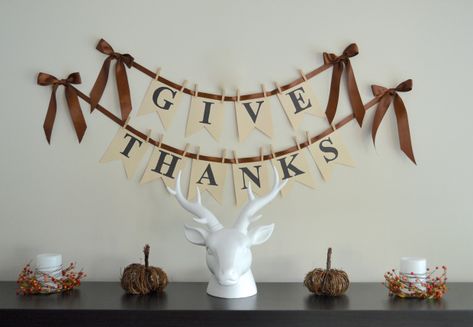 Thankful Banner Diy, Friendsgiving Banner Diy, Thanksgiving Banner Diy, Potluck Images, Beautiful Thanksgiving Table Settings, Thankful Banner, Thanksgiving Hacks, Thanksgiving Decor Ideas, Thanksgiving Potluck