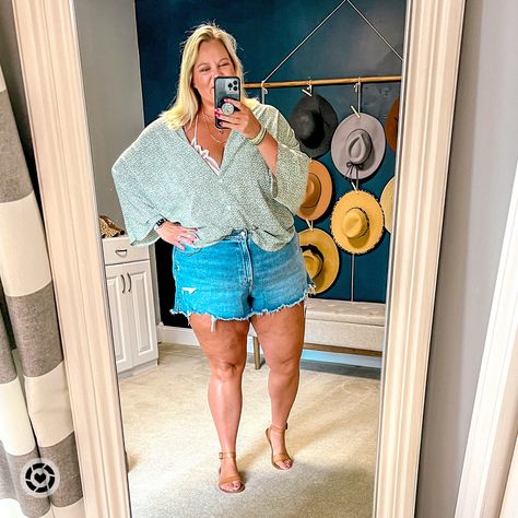 Shorts Outfit Plus Size, Flowy Shorts Outfit, Black Denim Shorts Outfit, Plus Size Jean Shorts, Plus Size Bralette, Summer Thrift, Bell Bottom Jeans Outfit, Skirt Outfit Casual, Womens Fashion Casual College