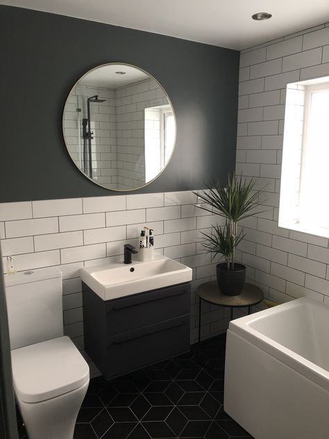 Small Grey Bathrooms, Black Bathrooms, Bathrooms Floors, Black Tile Bathrooms, Ideas Baños, Bilik Air, Bathroom Design Black, Subway Tiles Bathroom, Black White Bathrooms