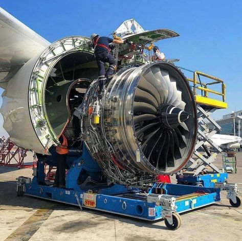 Aviation Study, Aircraft Maintenance Engineer, Plane Engine, Jet Turbine, Rolls Royce Engines, Aviation Education, Aviation Technology, Turbine Engine, Aircraft Mechanics