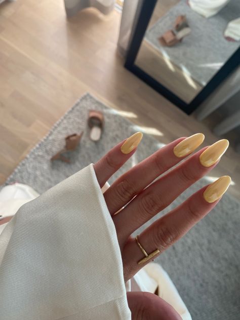 Soft yellow chrome Pale Yellow Nails With Chrome, Pearl Yellow Nails, Pastel Yellow Nails With Chrome, Lemon Chrome Nails, Pastel Yellow Almond Nails, Yellow Chrome Almond Nails, Yellow Chrome French Tip Nails, Pale Yellow Chrome Nails, Light Yellow Chrome Nails