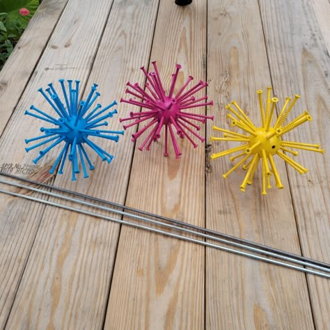 Screw Ball Flowers, Screw Flowers Diy, Diy Yard Art Crafts, Diy Metal Flowers, Screw Flowers, Screwball Flowers, Boho Garden Decor, Diy Yard Art, Yard Art Crafts