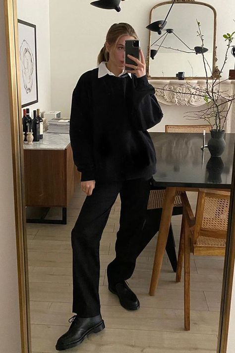 oversize black sweaters Oversize Sweaters, Christie Tyler, Black Sweater Outfit, Oversized Black Sweater, Dark Academia Outfit, Big Knits, School Boy, Work Looks, Mode Inspo