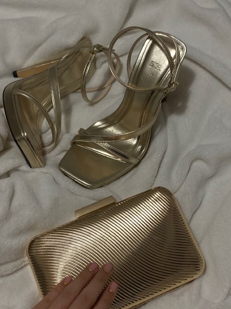 Golden Heels Short, Golden Heels Aesthetic, Golden Sandals Outfit, Golden Heels Wedding, Golden Birthday Outfit Women, Gold Shoes Outfit, Trendy Leather Boots, Prom Flats, White Heels Outfit