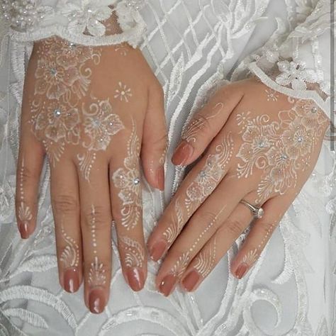 White Wedding Henna, Henna Nail Art, White Henna Tattoo, White Henna Designs, Wedding Henna Designs, Inai Pengantin, Henna Tutorial, Henna Nails, Henna Inspired Tattoos