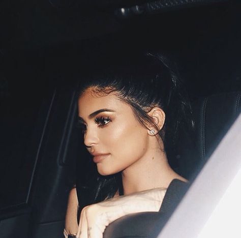 Kylie Jenner Eyebrows, Kendall Jenner Style Casual, Maquillage Kylie Jenner, Kylie Jenner Nails, Black Curly Wig, Estilo Kylie Jenner, Jenner Makeup, Stylish Short Hair, Kim K Style