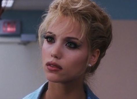 Show Girls Movie 1995, Elizabeth Berkley 90s, Show Girls Movie, Movie Lips, Berkeley Outfit, Showgirls Movie 1995, Showgirls Movie, Showgirls Makeup, Elizabeth Berkley Showgirls