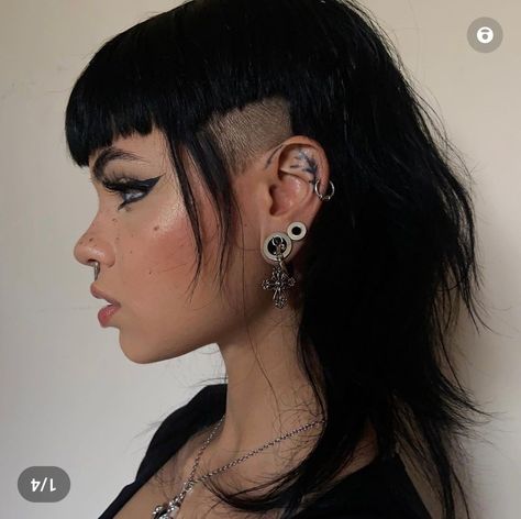 Goth Hair Undercut, Long Mohawk With Bangs, Small Shaved Sides, Shaved Sides Alt Hair, Womens Side Shaved Hair, Long Hair With Side Shaved, Shaved Side Hairstyles With Bangs, Feminine Punk Hair, Shaved Side With Bangs