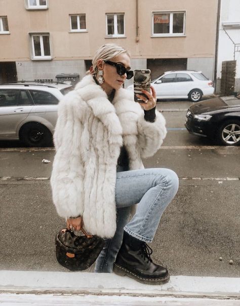 92af93f73faf3cefc129b6bc55a748a9desc45404525ri White Fur Coat Outfit, Fur Coat Outfit Casual, Fur Coat Street Style, Fur Coat Outfits, Faux Fur Coats Outfit, Fur Jacket Outfit, White Fur Jacket, Faux Fur Outfit, Outfits For Winter