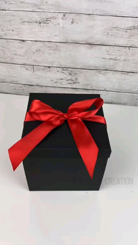 Explosion Tutorial, Explosion Box Tutorial, Gift Tutorial, Chocolate Bouquet Diy, Wrapped Gifts, Birthday Gifts For Boyfriend Diy, Box Tutorial, Diy Birthday Gifts For Friends, Diy Gift Set