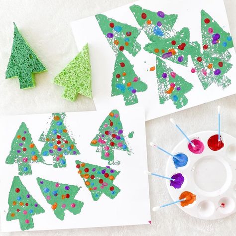 A S H L E Y M U R P H Y on Instagram: “sponge Christmas tree painting 🎄 a super easy last minute Christmas craft for you to do with your littles this week! since y’all loved the…” Sponge Christmas Tree, Salt Painting For Kids Christmas, Christmas Q Tip Painting For Kids, Dinosaur Sponge Painting, Christmas Tree Qtip Painting, Christmas Tree Process Art, Painting Crafts For Kids, Caterpillar Art, Toddler Christmas Tree