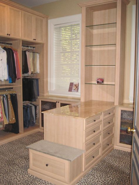 Great peninsula island Master Closet With Peninsula, Master Closet Peninsula, Walk In Closet With Seating, Closet With Peninsula, Walk In Bedroom Closet, Closet Peninsula, Walk In Bedroom, Bedroom Closet Organization Ideas, Peninsula Island